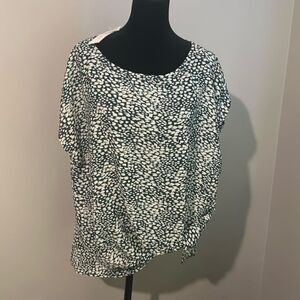 NWT Gilli Large knotted blouse